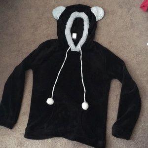 Black and white sweatshirt